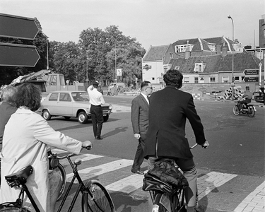850400 Afbeelding van een verkeersagent die het verkeer regelt op de rotonde op het Ledig Erf te Utrecht, vanaf de ...